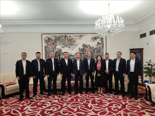 中國駐瑞典大使崔愛民（左五）會見中國中鐵股份有限公司總裁陳文健一行并合影。中國駐瑞典大使館供圖