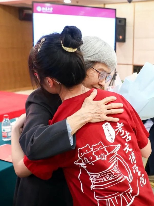 2023年，在校友向母校捐贈儀式上，鐘芳蓉與樊錦詩擁抱。校方供圖