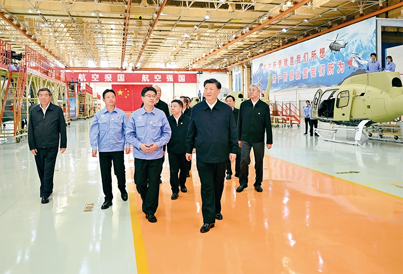2023年10月10日至13日，中共中央總書記、國(guó)家主席、中央軍委主席習(xí)近平在江西考察。這是11日上午，習(xí)近平在景德鎮(zhèn)市昌河飛機(jī)工業(yè)（集團(tuán)）有限公司考察。 新華社記者 燕雁/攝