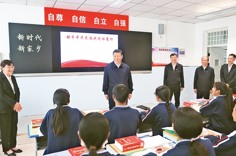 2024年6月18日至19日，中共中央總書記、國(guó)家主席、中央軍委主席習(xí)近平在青海考察。這是18日下午，習(xí)近平在果洛西寧民族中學(xué)高一（1）班觀摩“新時(shí)代、新家鄉(xiāng)”主題思政課。 新華社記者 鞠鵬/攝