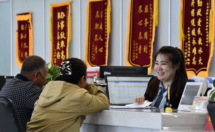 2024年3月25日，北京市大興區(qū)龐各莊鎮(zhèn)政務(wù)服務(wù)中心的工作人員耐心為群眾解答問(wèn)題。大興區(qū)龐各莊鎮(zhèn)政務(wù)服務(wù)中心用“最多跑一次”的工作理念為企業(yè)和群眾提供了便利化、精準(zhǔn)化、個(gè)性化的衍生服務(wù)。新華社記者 李欣 攝