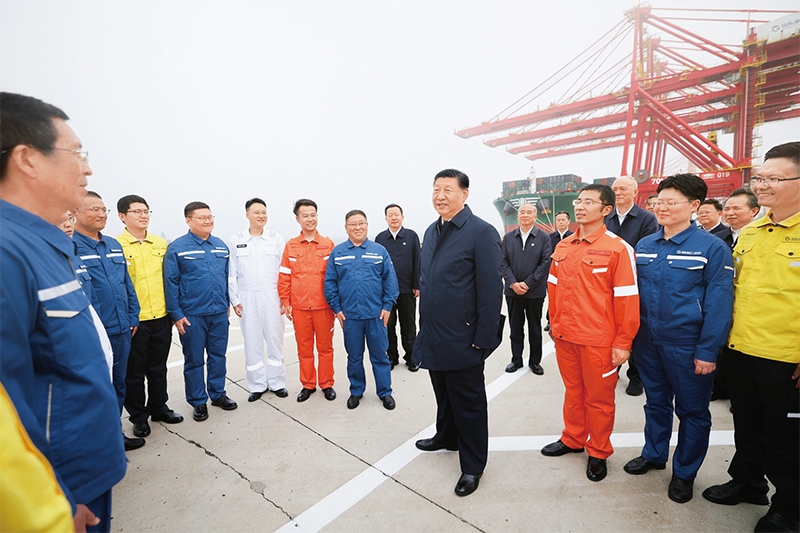 2024年5月22日至24日，中共中央總書記、國(guó)家主席、中央軍委主席習(xí)近平在山東考察。這是22日下午，習(xí)近平在日照港親切慰問(wèn)港口科技工作者、運(yùn)營(yíng)人員、航運(yùn)人員。 新華社記者 鞠鵬/攝