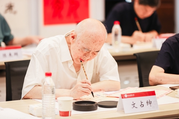 陜西師范大學毛筆手寫錄取通知書現(xiàn)場。校方供圖