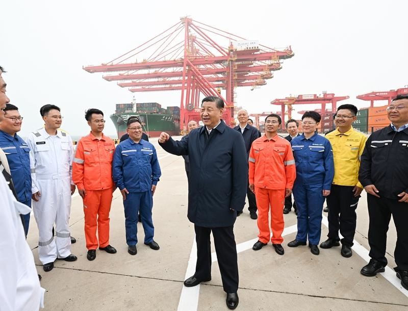 △2024年5月22日，習(xí)近平總書(shū)記在山東日照港親切慰問(wèn)港口科技工作者、運(yùn)營(yíng)人員、航運(yùn)人員。