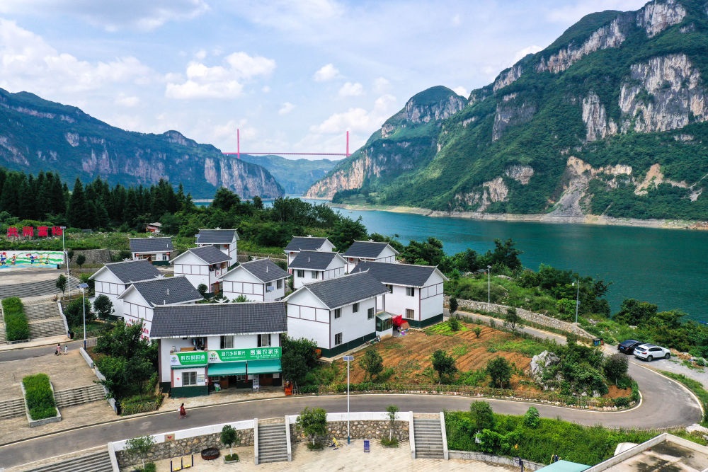 這是貴州省黔西市新仁苗族鄉(xiāng)化屋村麻窩寨易地搬遷集中安置點(diǎn)（2021年7月24日攝，無人機(jī)照片）。新華社記者 楊文斌 攝