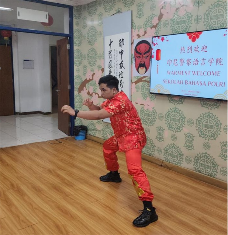 警察學員表演武術(shù)?；顒又鬓k方供圖