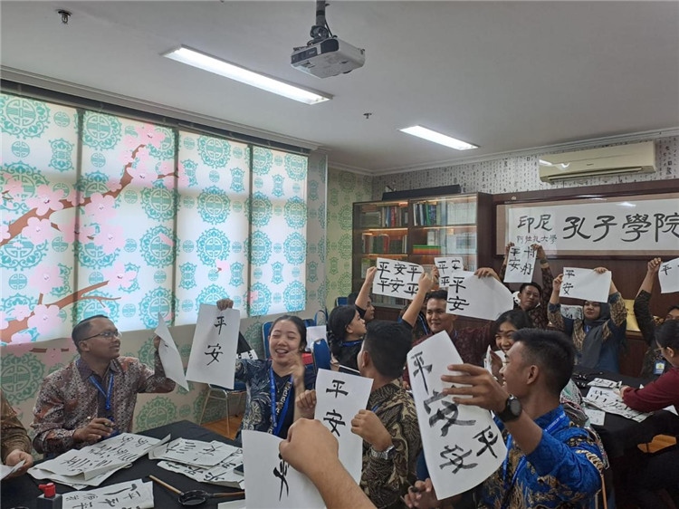 警察學員們展示書法學習成果?；顒又鬓k方供圖