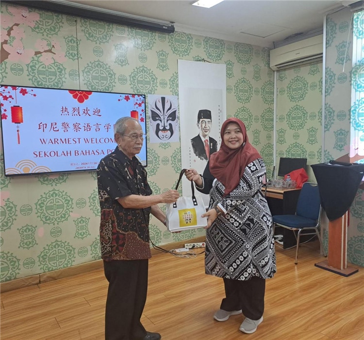 拉哈尤·蘇珊蒂與穆尼交換禮品?；顒又鬓k方供圖