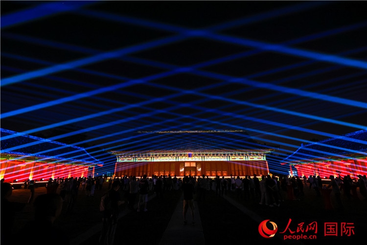 “光影北京——2024世界燈光師大會”開幕式當(dāng)晚的燈光秀表演。人民網(wǎng)記者 趙益普攝