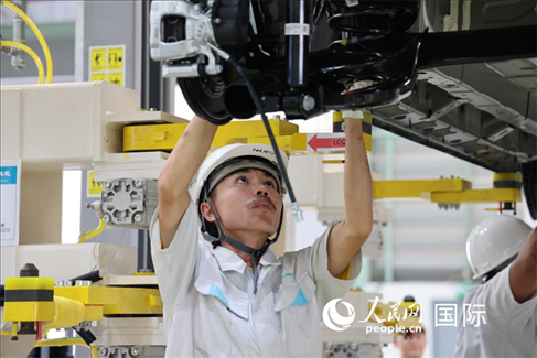 工人在廣汽埃安泰國(guó)智能生態(tài)工廠檢查汽車(chē)底座。 人民網(wǎng)記者 張矜若 攝