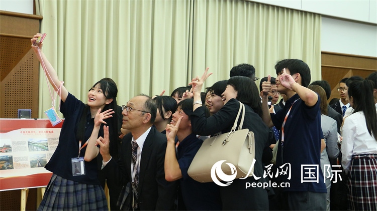 歡迎會現(xiàn)場，中日小大使歡樂互動。人民網(wǎng) 許可攝