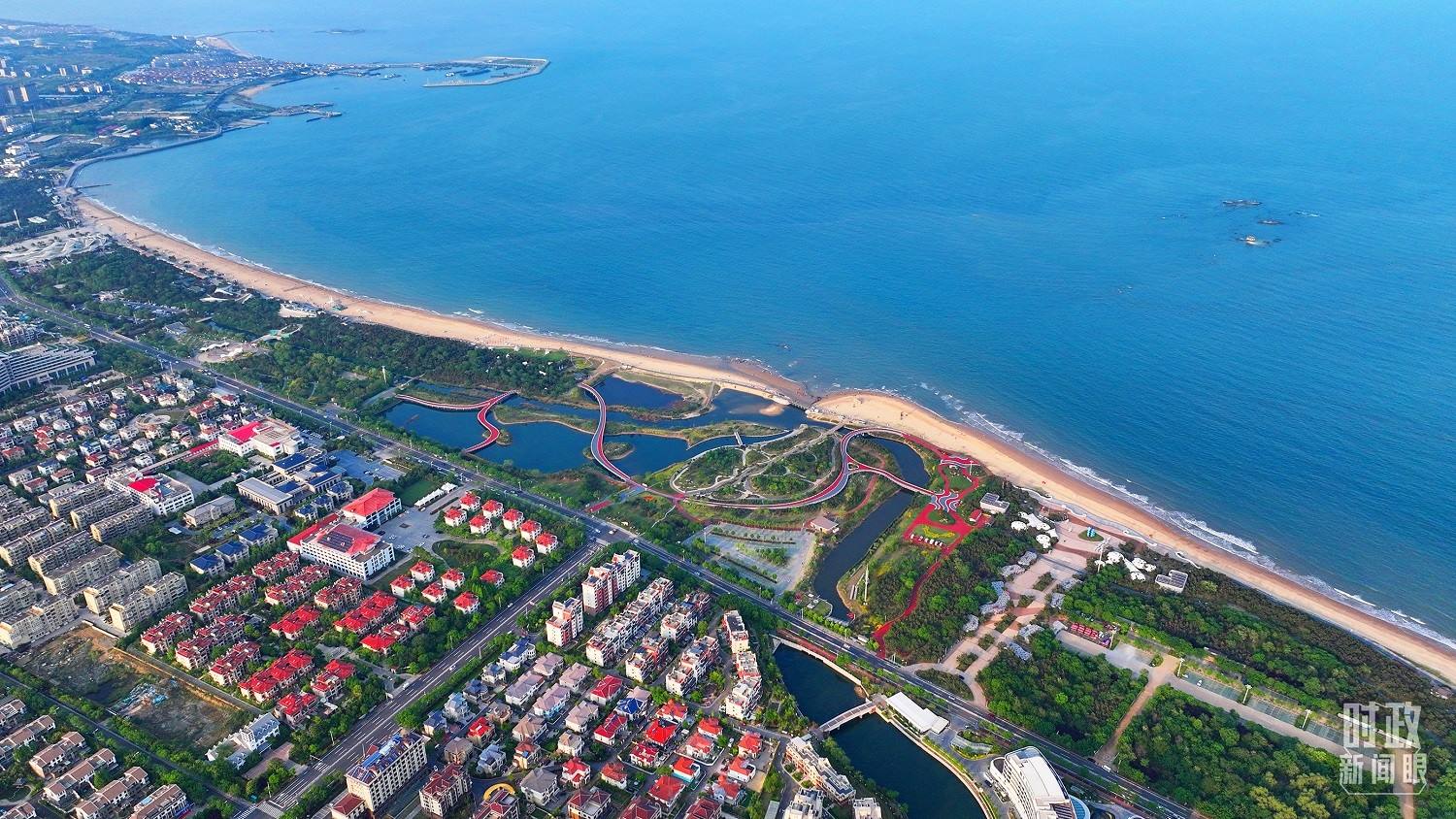 △日照市陽光海岸綠道。近年來，日照市對沿海裸露場地及岸線破損處進(jìn)行生態(tài)修復(fù)，建成約28公里的陽光海岸綠道，為市民和游客提供了運(yùn)動(dòng)休閑好去處。（總臺(tái)央視記者范凱拍攝）