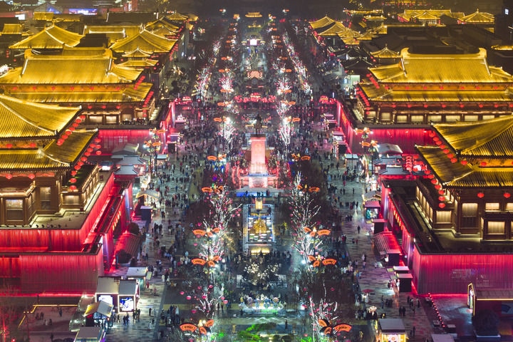 這是2024年2月2日拍攝的西安大唐不夜城景色（無(wú)人機(jī)照片）。新華社記者 邵瑞 攝