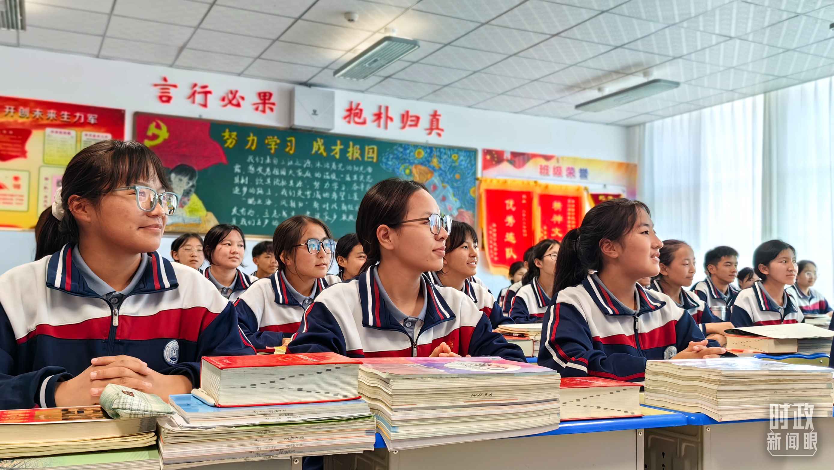 △果洛西寧民族中學(xué)高一（1）班的“新時(shí)代、新家鄉(xiāng)”主題思政課。（總臺(tái)央視記者段德文拍攝）