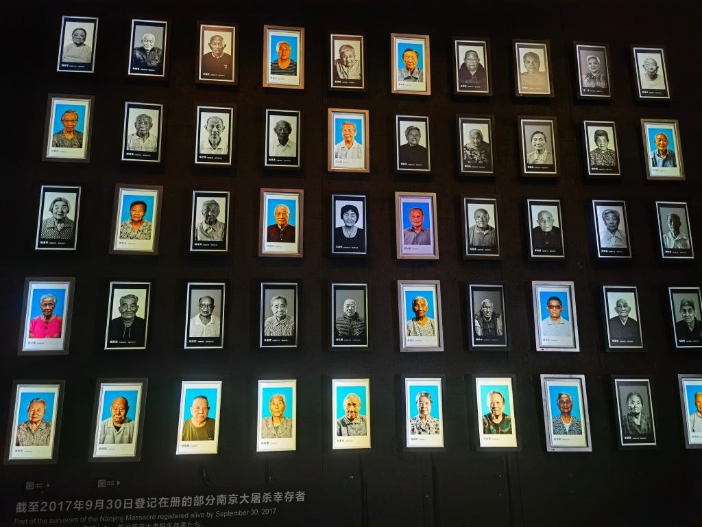 侵華日軍南京大屠殺遇難同胞紀(jì)念館內(nèi)的幸存者照片墻局部。新華社記者邱冰清 攝
