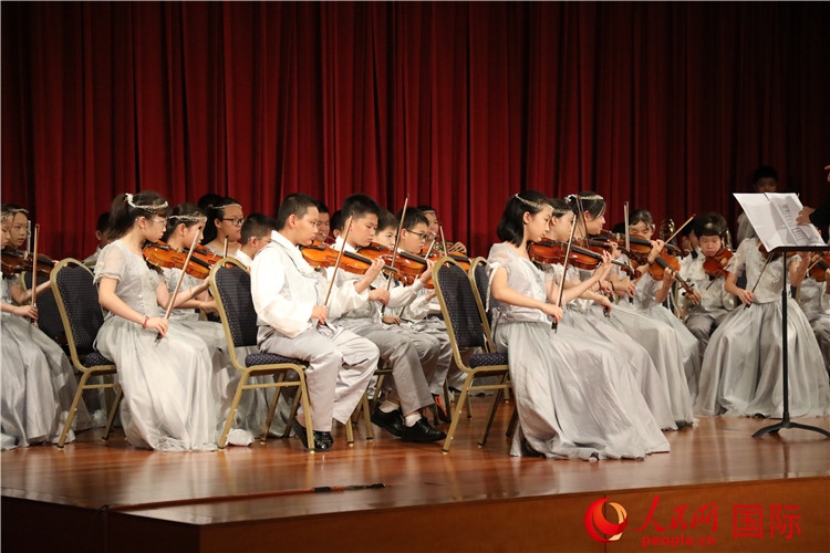 北京市學(xué)生金帆藝術(shù)團(tuán)的學(xué)生們演奏音樂。人民網(wǎng)記者 李志偉攝
