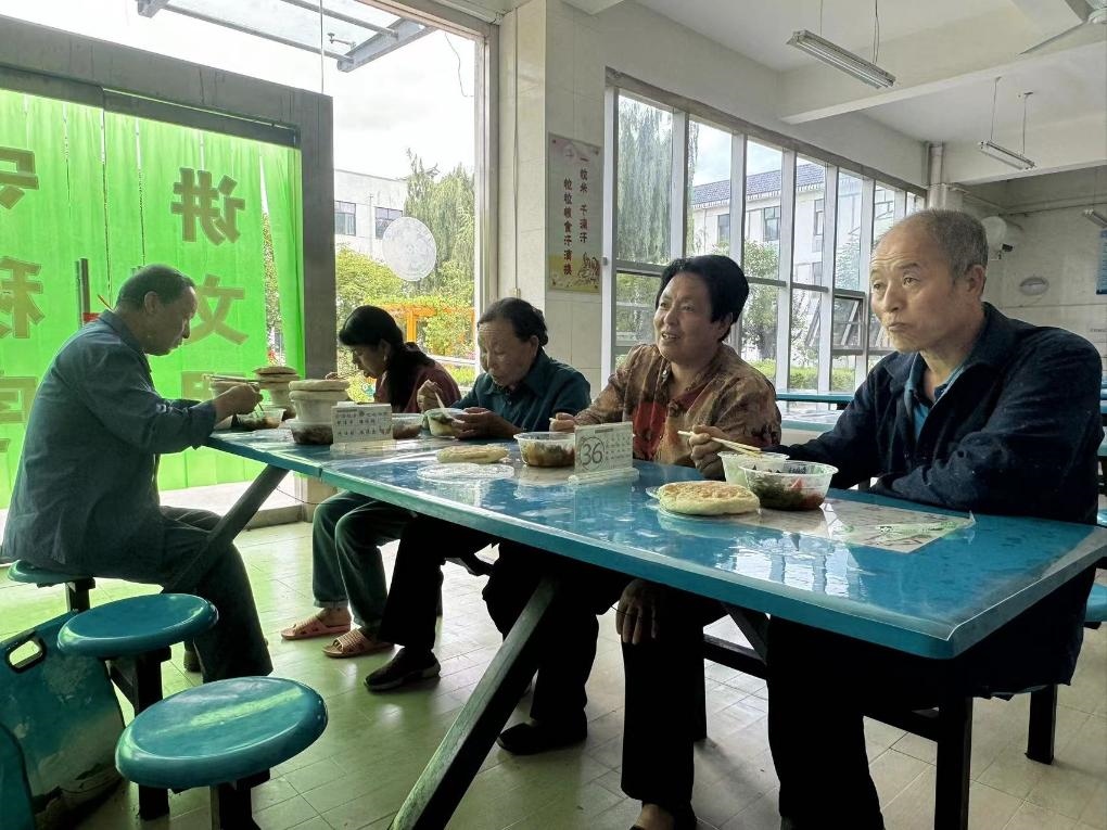 圖為鳳縣河口鎮(zhèn)中心小學(xué)臨時(shí)安置點(diǎn)內(nèi)正在吃飯的受災(zāi)群眾。新華社記者 劉彤 攝