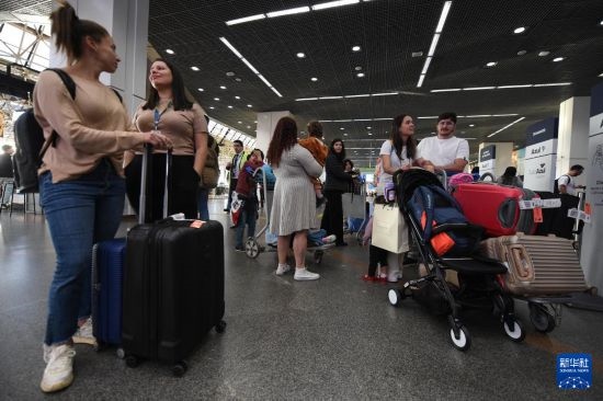 7月19日，受影響航班的旅客在巴西首都巴西利亞機場等待。新華社發(fā)（盧西奧·塔沃拉 攝）