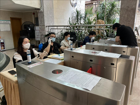 廣州市越秀區(qū)教育局現(xiàn)場審核返區(qū)生辦理材料，采用“提前網(wǎng)上預(yù)約、現(xiàn)場分批辦理”的方式進行。廣州市越秀區(qū)教育局供圖