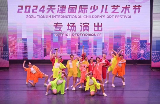 7月22日，來自俄羅斯的舞蹈團演員在藝術節(jié)上展演。新華社記者 趙子碩 攝