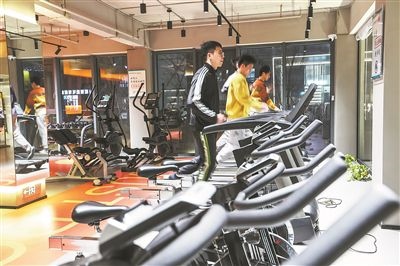 年輕人在江蘇省一人才社區(qū)的健身房運動。 新華社記者 楊磊攝
