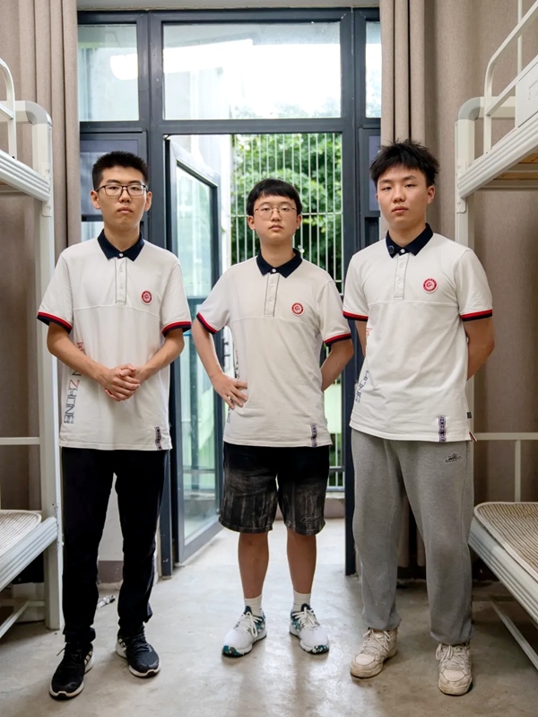 三名同學(xué)在宿舍合影。清華大學(xué)供圖