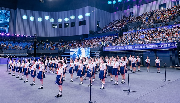 開幕式現(xiàn)場(chǎng)，學(xué)生們朗誦“科技強(qiáng)國(guó) 未來(lái)有我” 。主辦方供圖