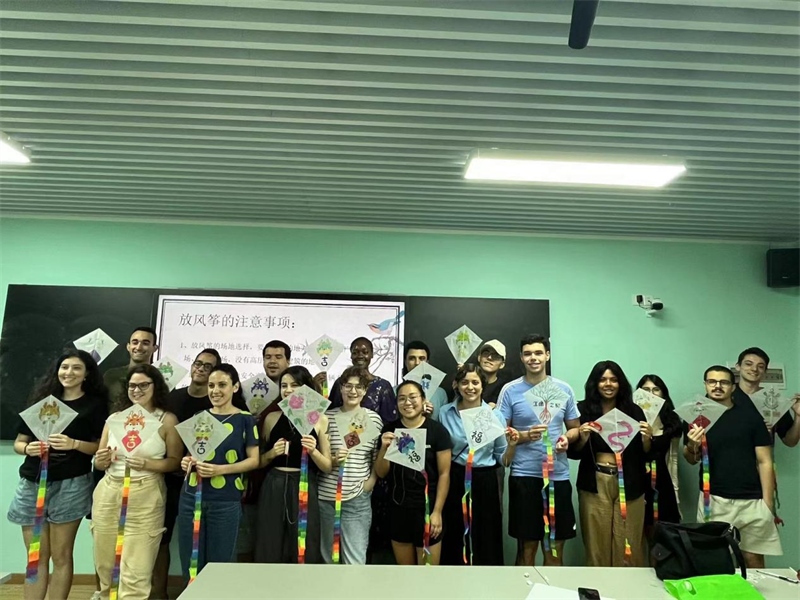 在中國和巴西共迎兩國建交50周年之際，巴西圣保羅州立大學(xué)孔子學(xué)院今年7月成功組織多批、近40名巴西青少年來華進(jìn)行短期訪問交流，圖為訪問團(tuán)成員參加文化體驗活動。 巴西圣保羅州立大學(xué)孔子學(xué)院供圖