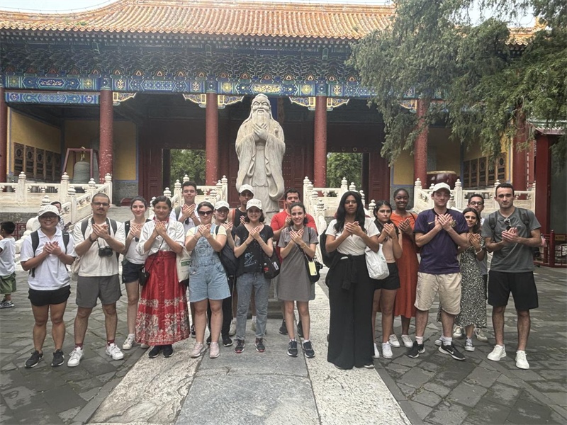 在中國和巴西共迎兩國建交50周年之際，巴西圣保羅州立大學(xué)孔子學(xué)院今年7月成功組織多批、近40名巴西青少年來華進(jìn)行短期訪問交流，圖為訪問團(tuán)成員參加文化體驗活動。 巴西圣保羅州立大學(xué)孔子學(xué)院供圖
