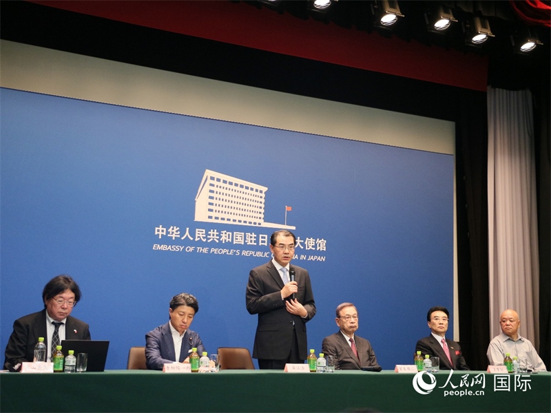 中國(guó)駐日本大使吳江浩（左三）致辭。人民網(wǎng) 許可攝