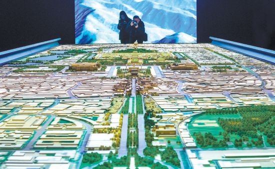 首都博物館“輝煌中軸”展廳內(nèi)，十六米長的中軸線沙盤，配以立體投影技術(shù)，展現(xiàn)北京中軸線之壯美。 本報記者 武亦彬攝