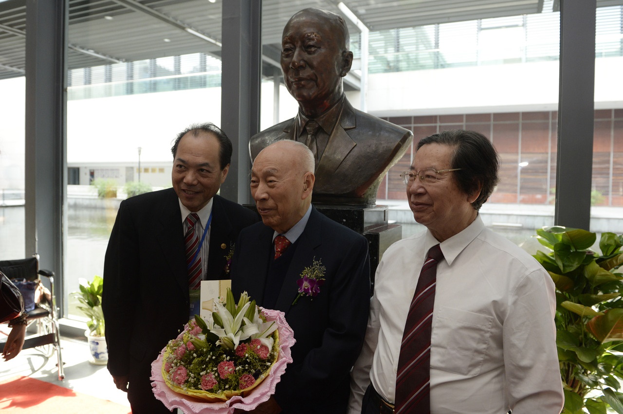 2014年7月31日，“寧波幫”代表人士李達(dá)三（中）在自己的塑像前留影。圖片來源：新華社