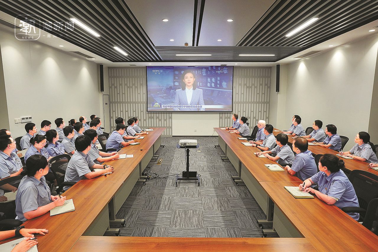 2024年8月1日晚，寧波永新光學(xué)股份有限公司員工集體觀看央視《新聞聯(lián)播》關(guān)于國家主席習(xí)近平給包陪慶、曹其鏞等祖籍寧波的香港企業(yè)家回信的報道。潮新聞記者 賀元凱 彭鵬 周旭輝 攝