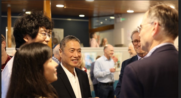 盧中見與嘉賓交流中國畫。許晉熙攝
