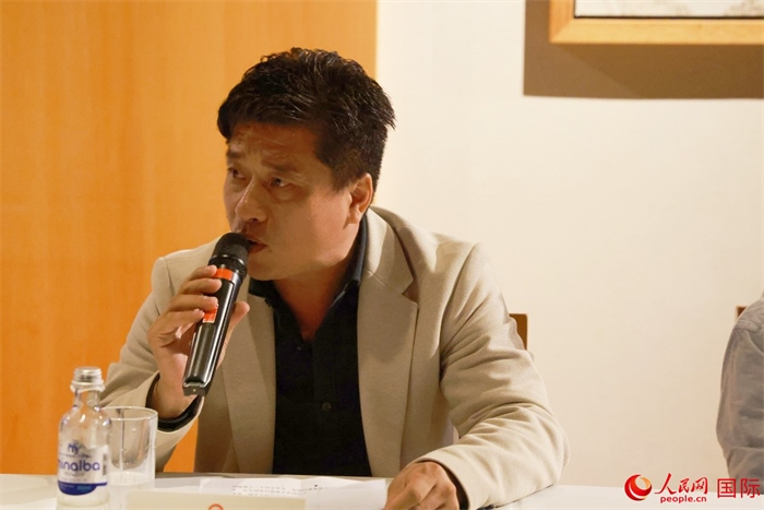 巴西中國浙江商會會長鄭俠茂在座談會上致辭。人民網(wǎng)記者 陳海琪攝