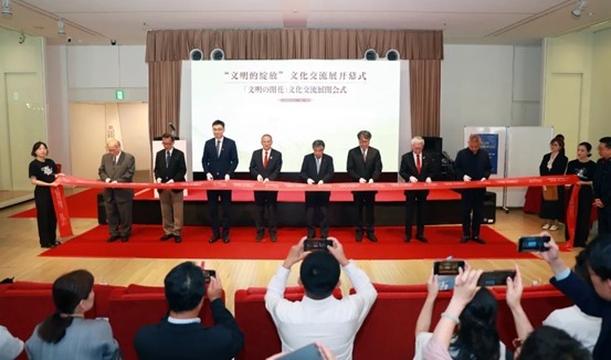 中外嘉賓共同為“文明的綻放”文化交流展開幕式剪彩。中國(guó)外文局國(guó)際傳播發(fā)展中心供圖