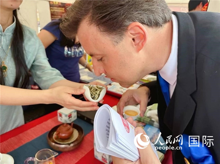 德國(guó)市民品鑒中國(guó)茶。人民網(wǎng)記者 劉赫攝