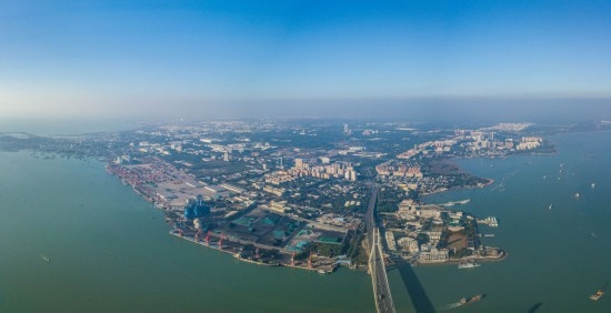 海南自貿(mào)港重點(diǎn)園區(qū)——洋浦經(jīng)濟(jì)開發(fā)區(qū)（2023年12月31日攝，無(wú)人機(jī)全景照片）。新華社記者 蒲曉旭 攝