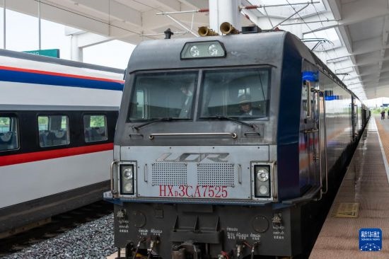 8月5日，由老撾籍火車司機獨立駕駛的滿載貨物的列車駛出中老鐵路萬象站。新華社發(fā)（凱喬 攝）