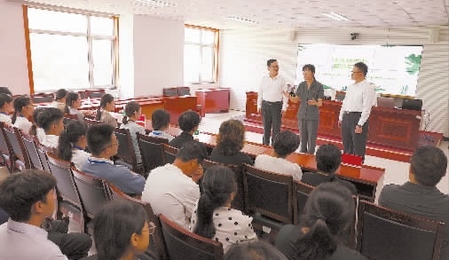 圖③：干警以表演節(jié)目的形式宣傳保護(hù)生態(tài)環(huán)境的法律法規(guī)。