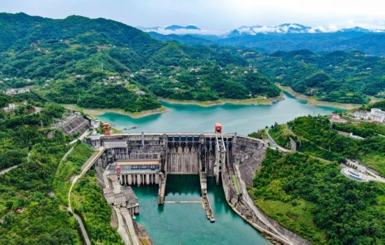 這是陜西安康水電站大壩（2024年6月21日攝，無(wú)人機(jī)照片）。新華社記者 蔡湘鑫 攝