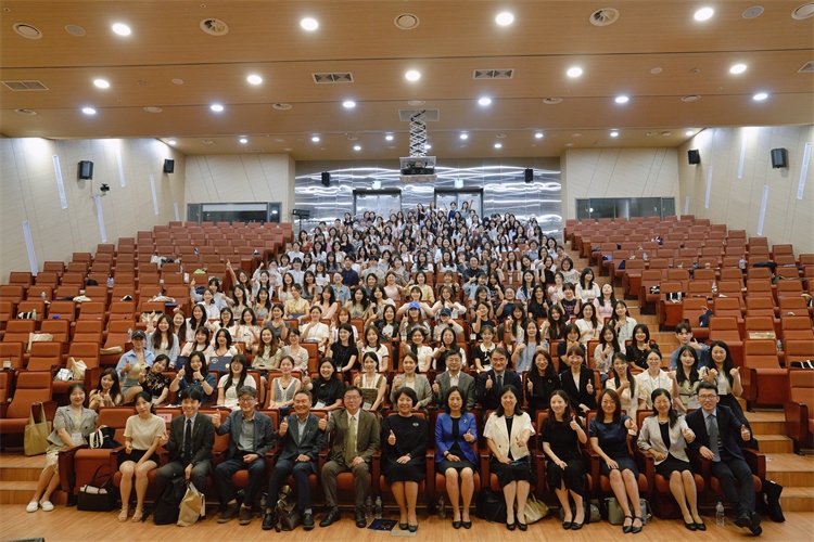 8月5日，第十一屆在韓國際中文教育志愿者崗中培訓(xùn)舉行開班儀式。圖為活動(dòng)現(xiàn)場(chǎng)合影。 教育部中外語言交流合作中心供圖