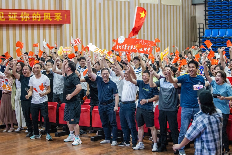北京時間7月27日，2024年巴黎奧運會首個比賽日，在射擊10米氣步槍混合團體比賽中，中國選手黃雨婷/盛李豪獲得金牌。圖為黃雨婷的母校師生們通過收看奧運直播的方式為她加油助威。