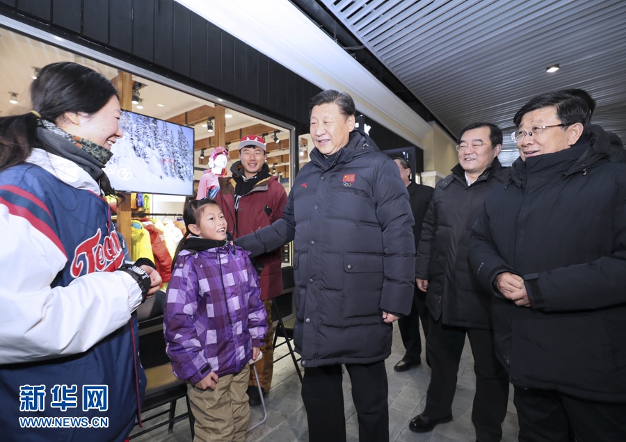 2017年1月23日，習(xí)近平總書記在河北省張家口市考察北京冬奧會(huì)籌辦工作。這是習(xí)近平在云頂滑雪場(chǎng)雪具大廳同游客和滑雪愛好者親切交談。新華社記者 蘭紅光 攝