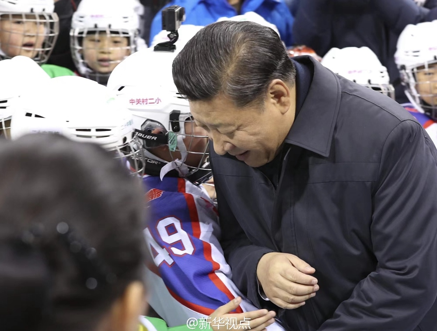 2017年2月24日，習(xí)近平總書記在北京五棵松體育中心考察時(shí)同青少年冰球愛好者“撞肩”，表示相互問候。新華社記者 丁林 攝