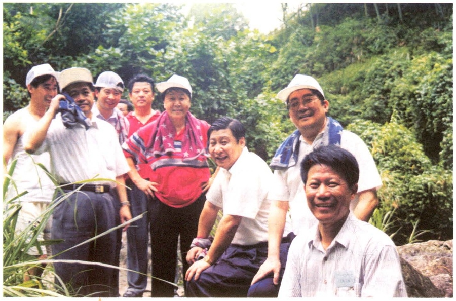 1999年6月，習(xí)近平在福州森林公園參加紀(jì)念毛主席“發(fā)展體育運(yùn)動(dòng)，增強(qiáng)人民體質(zhì)”題詞47周年登山健身活動(dòng)。（資料照片，來源：《習(xí)近平在福建》（下））