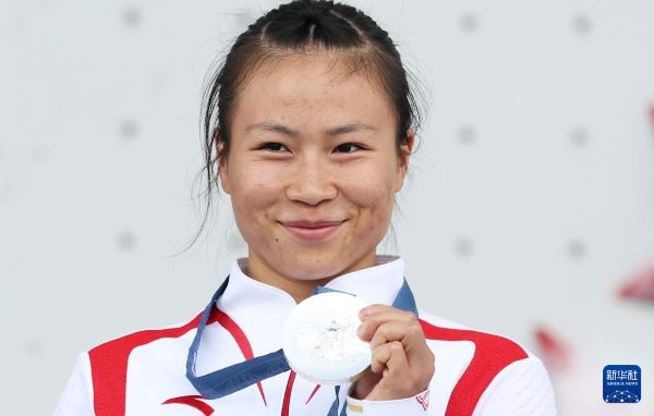 北京時間8月7日，在巴黎奧運會攀巖女子速度賽比賽中，中國選手鄧麗娟獲得銀牌。圖為亞軍中國選手鄧麗娟在頒獎儀式上。新華社記者 高靜 攝
