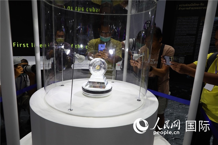 “嫦娥五號(hào)”探測器從月球帶回的月球樣品在泰國展出。人民網(wǎng)記者簡承淵攝