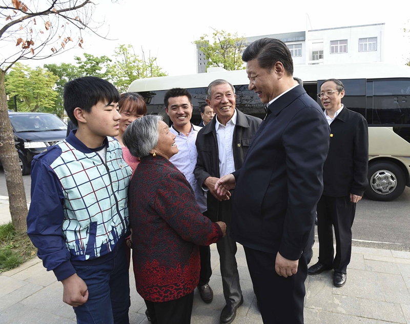 2016年4月25日，習(xí)近平在安徽省滁州市鳳陽縣小崗村看望當(dāng)年大包干帶頭人嚴(yán)金昌（右三）一家。