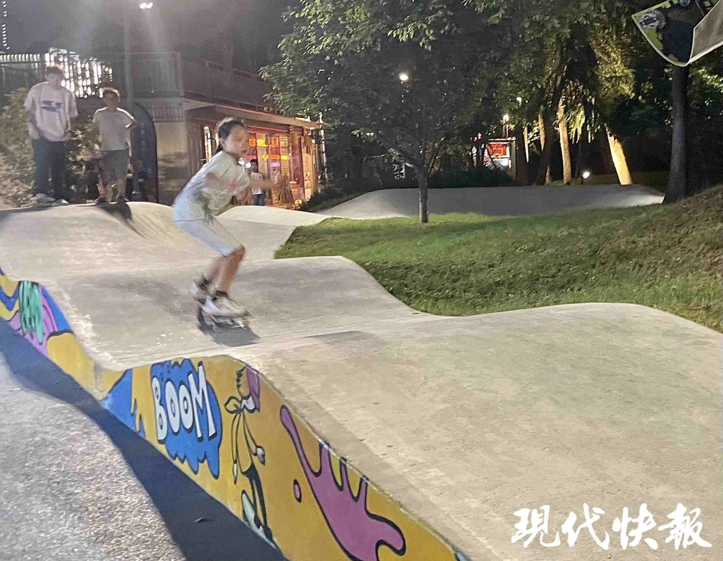 南京西城·夜未央的滑板場(chǎng)地上，一群青少年正在玩滑板